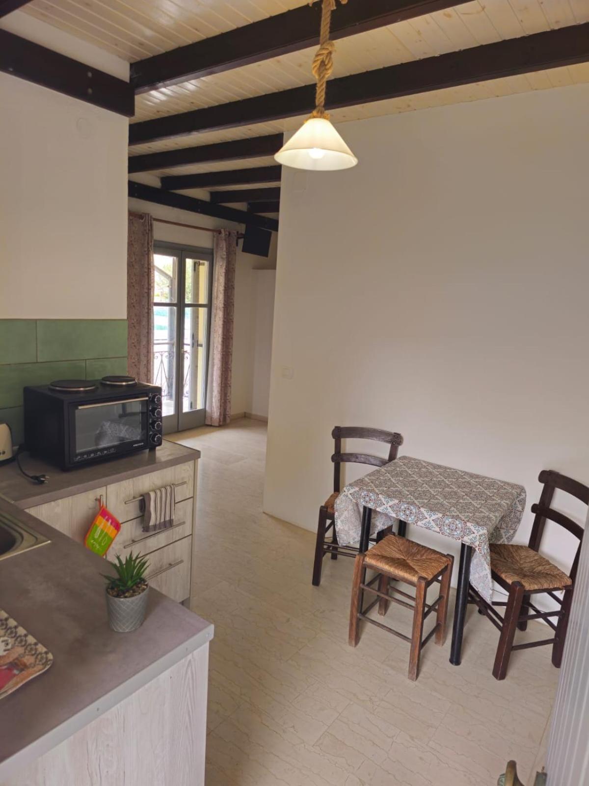 Gardelis Gardens Apartment Benitses  Ruang foto
